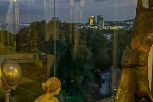 Casa à venda com 450m², 4 dormitórios, 2 suítes, 3 vagas, no bairro Vila Assunção em Porto Alegre