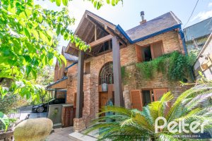 Casa à venda com 450m², 4 dormitórios, 2 suítes, 3 vagas, no bairro Vila Assunção em Porto Alegre