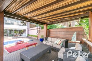 Casa à venda com 450m², 4 dormitórios, 2 suítes, 3 vagas, no bairro Vila Assunção em Porto Alegre