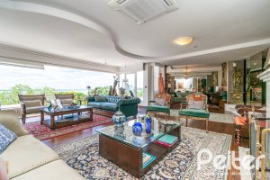 Casa à venda com 450m², 4 dormitórios, 2 suítes, 3 vagas, no bairro Vila Assunção em Porto Alegre