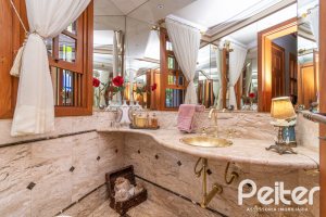 Casa à venda com 450m², 4 dormitórios, 2 suítes, 3 vagas, no bairro Vila Assunção em Porto Alegre