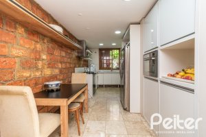 Casa à venda com 450m², 4 dormitórios, 2 suítes, 3 vagas, no bairro Vila Assunção em Porto Alegre