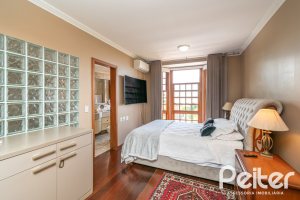 Casa à venda com 450m², 4 dormitórios, 2 suítes, 3 vagas, no bairro Vila Assunção em Porto Alegre