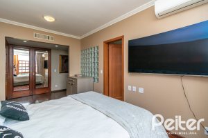 Casa à venda com 450m², 4 dormitórios, 2 suítes, 3 vagas, no bairro Vila Assunção em Porto Alegre