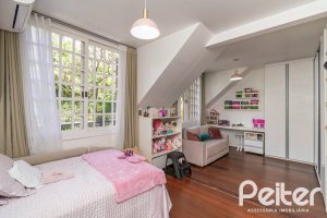 Casa à venda com 450m², 4 dormitórios, 2 suítes, 3 vagas, no bairro Vila Assunção em Porto Alegre