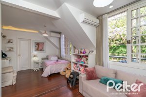 Casa à venda com 450m², 4 dormitórios, 2 suítes, 3 vagas, no bairro Vila Assunção em Porto Alegre