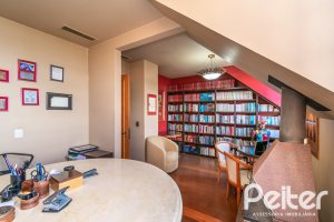 Casa à venda com 450m², 4 dormitórios, 2 suítes, 3 vagas, no bairro Vila Assunção em Porto Alegre