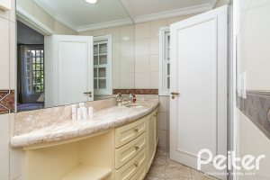 Casa à venda com 450m², 4 dormitórios, 2 suítes, 3 vagas, no bairro Vila Assunção em Porto Alegre