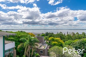 Casa à venda com 450m², 4 dormitórios, 2 suítes, 3 vagas, no bairro Vila Assunção em Porto Alegre