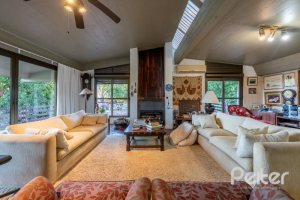 Casa à venda com 600m², 3 dormitórios, 1 suíte, 8 vagas, no bairro Vila Assunção em Porto Alegre