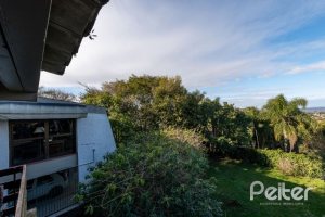 Casa à venda com 600m², 3 dormitórios, 1 suíte, 8 vagas, no bairro Vila Assunção em Porto Alegre