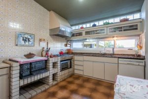 Casa à venda com 600m², 3 dormitórios, 1 suíte, 8 vagas, no bairro Vila Assunção em Porto Alegre