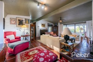 Casa à venda com 600m², 3 dormitórios, 1 suíte, 8 vagas, no bairro Vila Assunção em Porto Alegre