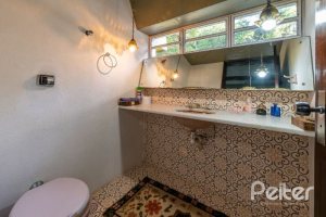 Casa à venda com 600m², 3 dormitórios, 1 suíte, 8 vagas, no bairro Vila Assunção em Porto Alegre