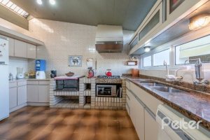 Casa à venda com 600m², 3 dormitórios, 1 suíte, 8 vagas, no bairro Vila Assunção em Porto Alegre