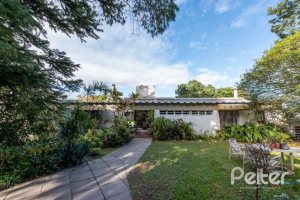 Casa à venda com 600m², 3 dormitórios, 1 suíte, 8 vagas, no bairro Vila Assunção em Porto Alegre