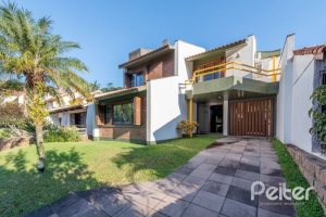 Casa à venda com 268m², 3 dormitórios, 1 suíte, 3 vagas, no bairro Jardim Isabel em Porto Alegre
