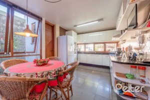 Casa à venda com 268m², 3 dormitórios, 1 suíte, 3 vagas, no bairro Jardim Isabel em Porto Alegre