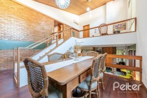 Casa à venda com 268m², 3 dormitórios, 1 suíte, 3 vagas, no bairro Jardim Isabel em Porto Alegre