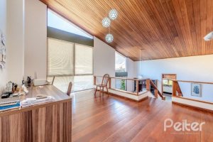 Casa à venda com 268m², 3 dormitórios, 1 suíte, 3 vagas, no bairro Jardim Isabel em Porto Alegre