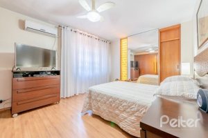 Casa à venda com 268m², 3 dormitórios, 1 suíte, 3 vagas, no bairro Jardim Isabel em Porto Alegre