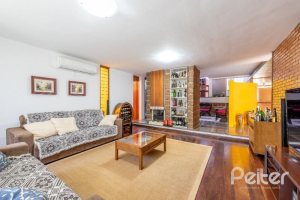 Casa à venda com 268m², 3 dormitórios, 1 suíte, 3 vagas, no bairro Jardim Isabel em Porto Alegre