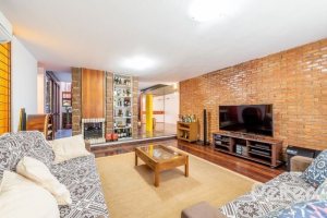 Casa à venda com 268m², 3 dormitórios, 1 suíte, 3 vagas, no bairro Jardim Isabel em Porto Alegre