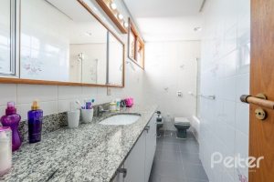 Casa à venda com 268m², 3 dormitórios, 1 suíte, 3 vagas, no bairro Jardim Isabel em Porto Alegre