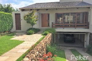 Casa à venda com 180m², 3 dormitórios, 1 suíte, 2 vagas, no bairro Vila Nova em Porto Alegre