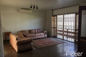 Casa à venda com 180m², 3 dormitórios, 1 suíte, 2 vagas, no bairro Vila Nova em Porto Alegre