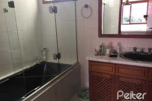 Casa à venda com 180m², 3 dormitórios, 1 suíte, 2 vagas, no bairro Vila Nova em Porto Alegre