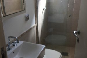 Casa à venda com 180m², 3 dormitórios, 1 suíte, 2 vagas, no bairro Vila Nova em Porto Alegre