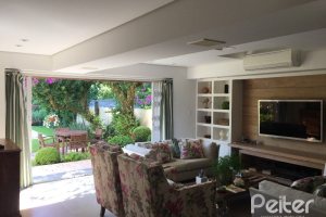 Casa à venda com 180m², 3 dormitórios, 1 suíte, 2 vagas, no bairro Vila Nova em Porto Alegre