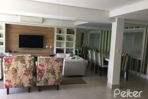 Casa à venda com 180m², 3 dormitórios, 1 suíte, 2 vagas, no bairro Vila Nova em Porto Alegre