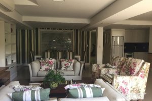 Casa à venda com 180m², 3 dormitórios, 1 suíte, 2 vagas, no bairro Vila Nova em Porto Alegre