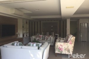 Casa à venda com 180m², 3 dormitórios, 1 suíte, 2 vagas, no bairro Vila Nova em Porto Alegre