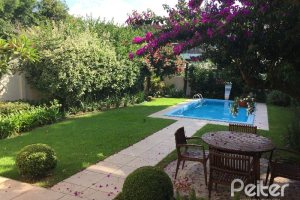 Casa à venda com 180m², 3 dormitórios, 1 suíte, 2 vagas, no bairro Vila Nova em Porto Alegre