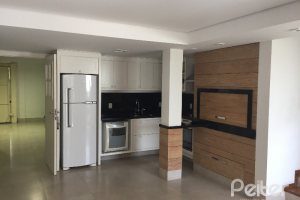 Casa à venda com 180m², 3 dormitórios, 1 suíte, 2 vagas, no bairro Vila Nova em Porto Alegre