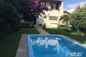 Casa à venda com 180m², 3 dormitórios, 1 suíte, 2 vagas, no bairro Vila Nova em Porto Alegre