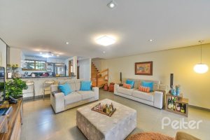 Casa à venda com 186m², 3 dormitórios, 1 suíte, 4 vagas, no bairro Tristeza em Porto Alegre