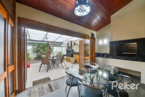 Casa à venda com 186m², 3 dormitórios, 1 suíte, 4 vagas, no bairro Tristeza em Porto Alegre