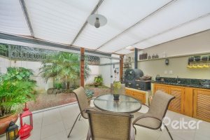 Casa à venda com 186m², 3 dormitórios, 1 suíte, 4 vagas, no bairro Tristeza em Porto Alegre