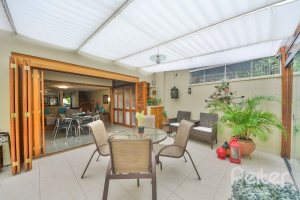 Casa à venda com 186m², 3 dormitórios, 1 suíte, 4 vagas, no bairro Tristeza em Porto Alegre