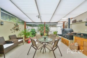 Casa à venda com 186m², 3 dormitórios, 1 suíte, 4 vagas, no bairro Tristeza em Porto Alegre