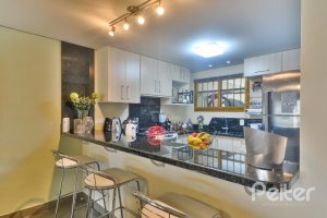 Casa à venda com 186m², 3 dormitórios, 1 suíte, 4 vagas, no bairro Tristeza em Porto Alegre