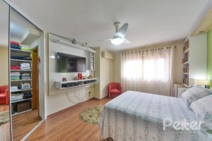 Casa à venda com 186m², 3 dormitórios, 1 suíte, 4 vagas, no bairro Tristeza em Porto Alegre