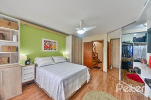 Casa à venda com 186m², 3 dormitórios, 1 suíte, 4 vagas, no bairro Tristeza em Porto Alegre