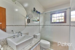 Casa à venda com 186m², 3 dormitórios, 1 suíte, 4 vagas, no bairro Tristeza em Porto Alegre