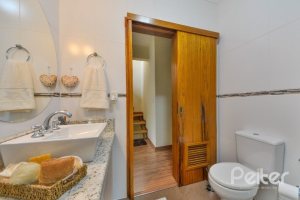 Casa à venda com 186m², 3 dormitórios, 1 suíte, 4 vagas, no bairro Tristeza em Porto Alegre