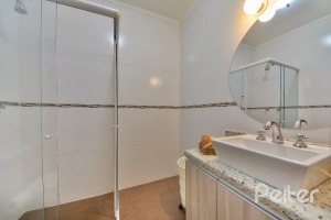 Casa à venda com 186m², 3 dormitórios, 1 suíte, 4 vagas, no bairro Tristeza em Porto Alegre